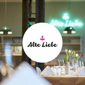 Elegante Tischdekoration von Alte Liebe Catering mit stilvollem Ambiente im Hintergrund.