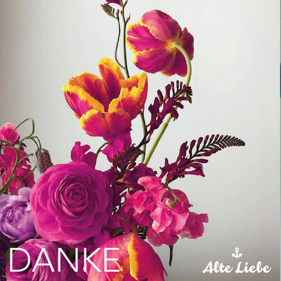 eine Vase voller Blumen auf einem Tisch von Alte Liebe Catering