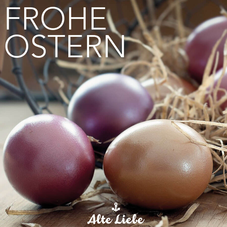 ein Holzschneidebrett, belegt mit drei Eiern von Alte Liebe Catering