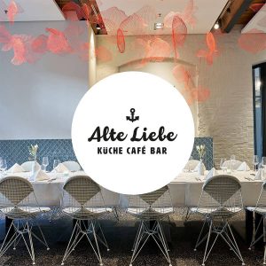 ein Tisch mit Stühlen und einem Schild, das sagt Alte Liebe Catering im Leike Küche Café Bar