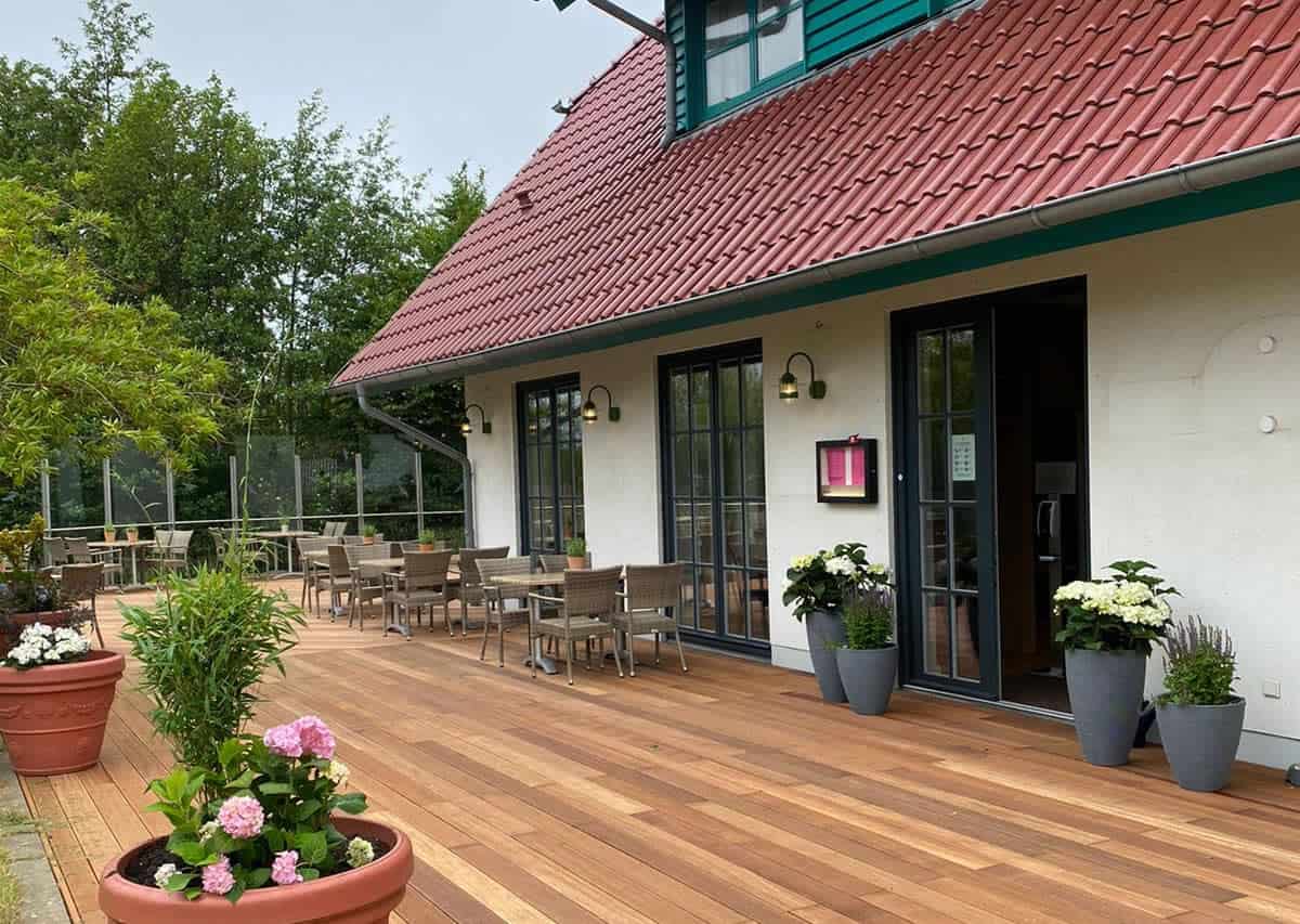 Alte Liebe Ruegen Terrasse Moderne Außenterrasse von Alte Liebe Catering, ideal für Veranstaltungen in einer einladenden und grünen Umgebung.