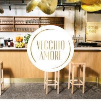 ein Restaurant mit einem Schild, das vecchino amore sagt, mit Alte Liebe Catering