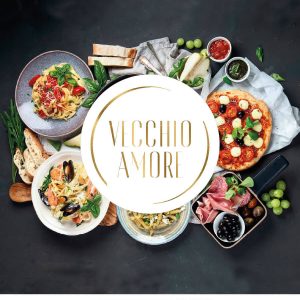 ein Tisch, der mit verschiedenen Arten von Essen von Alte Liebe Catering gedeckt ist