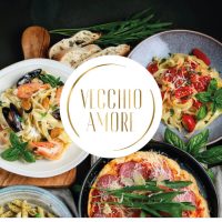 ein Tisch, der mit verschiedenen Arten von Essen von Alte Liebe Catering gedeckt ist