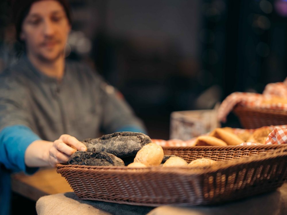 Verschiedene Brotsorten im Frühstückskorb