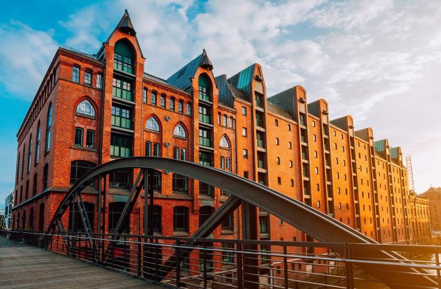 Kaispeicher in der Speicherstadt Historische Gebäude an der Speicherstadt in Hamburg bei Sonnenuntergang, Standort von Alte Liebe Catering.